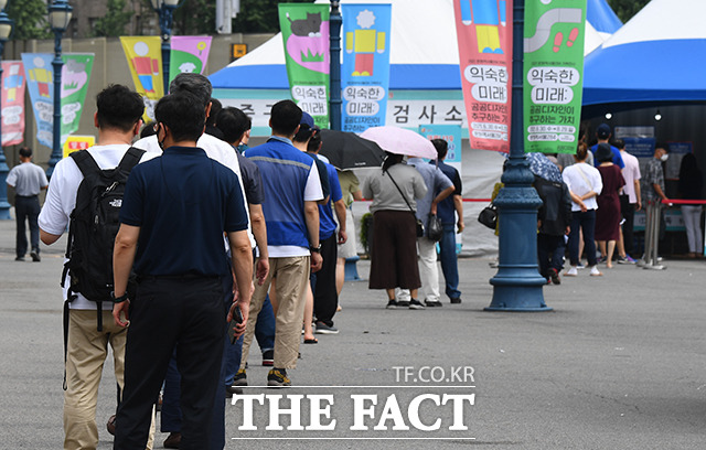 17일 국내 신종 코로나바이러스 감염증(코로나19) 신규 확진자가 1455명으로 집계됐다./이동률 기자