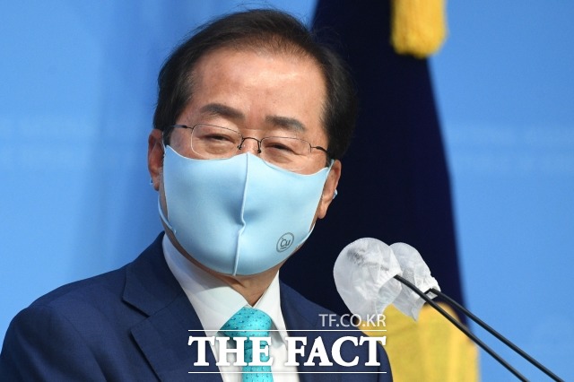 홍준표 국민의힘 의원이 18일 페이스북에 글을 올려 서울 강북지역 재개발을 대규모로 착수하면서 시세의 4분의 1 가격 아파트를 공급하겠다고 밝혔다.