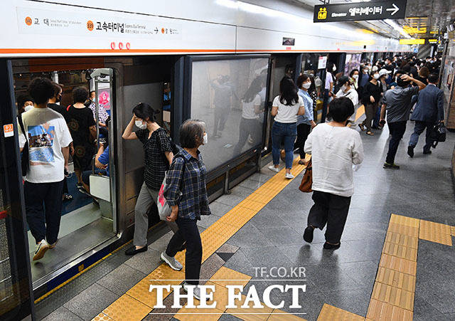 18일 서울시에 따르면 야간감축 시행 후 밤 10시 지하철 이용객은 20만4000명에서 12만2000명으로 40.2% 감소했다. /이동률 기자