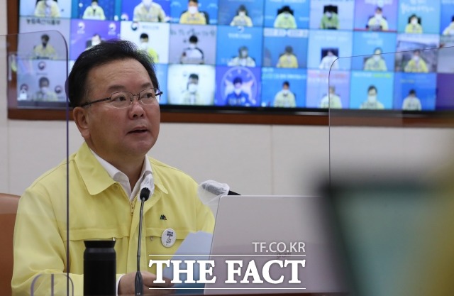 김부겸 국무총리가 18일 정부서울청사에서 주재한 코로나19 중앙재난안전대책본부회의에서 내일(19일)부터는 수도권 이외 지역에서도 사적 모임 허용을 4인까지로 동일하게 적용하겠다고 말했다. /임영무 기자