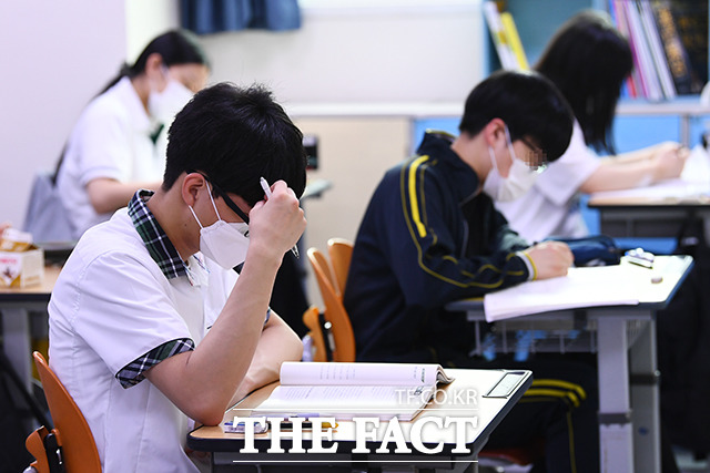 고등학교 3학년 학생과 교직원 대상 코로나19 화이자 백신 접종이 내일(19일)부터 2주간 진행된다. /이동률 기자