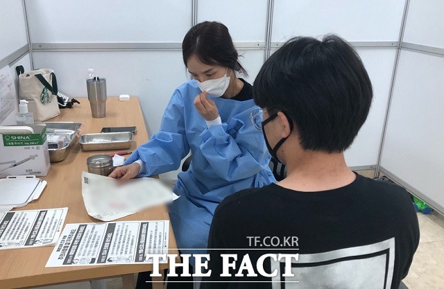 화이자 코로나19 백신 접종이 시작된 19일 오전 흥덕구 코로나19 백신 예방접종센터에서 고3 학생이 백신 접종 전 의사와 상담을 하고 있다. / 청주=전유진 기자