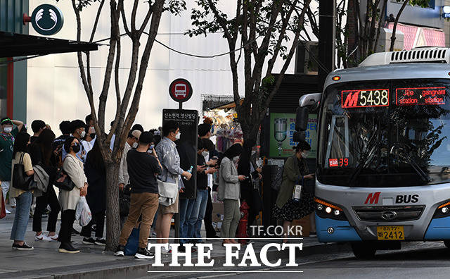 국토교통부 대도시광역교통위원회가 수도권에 총 41곳의 추가적인 정류소가 설치됐다고 19일 밝혔다. 사진은 서울 강남역 인근 버스정류장의 모습으로 기사의 특정 사실과 무관하다. /더팩트 DB