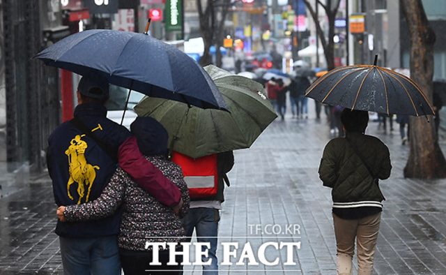 19일 충북은 대체로 흐린 날씨를 보이다가 아침에는 빗방울이 떨어지는 곳이 있겠다. 사진은 기사 내용과 무관함. / 더팩트DB