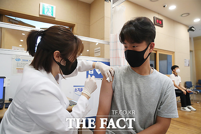 고3 학생 및 고교 교직원 백신 접종이 시작된 19일 서울 양천구 해누리 타운에서 한 고3 학생이 백신을 접종하고 있다. /사진공동취재단