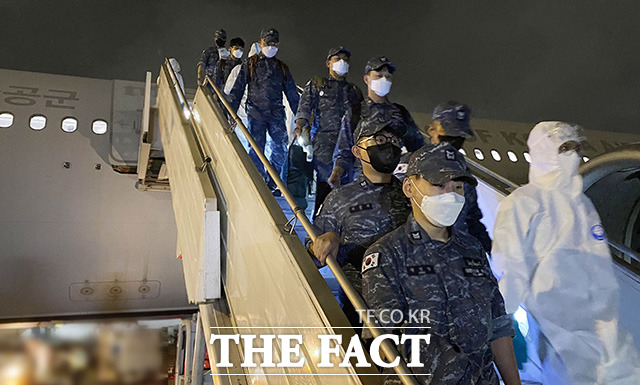 청해부대 34진 후송을 위해 출국한 특수임무단이 19일 오후(한국시간) 현지공항에 도착해 다목적공중급유수송기에서 내리고 있다.