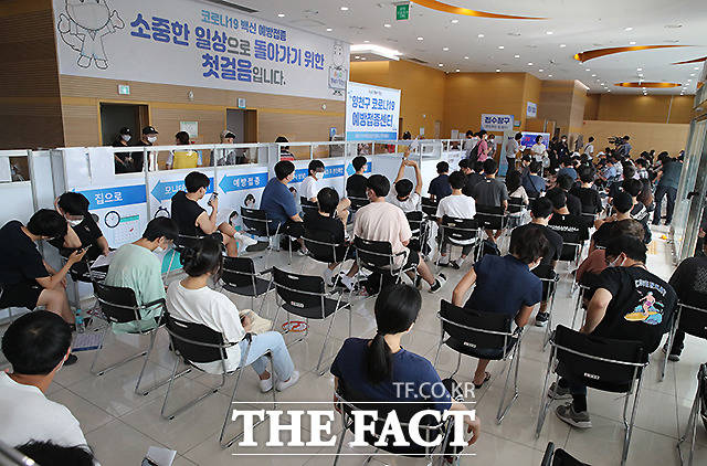 오늘 오후 8시부터 53~54세 국민의 백신 예약이 시작된다. 19일 서울 양천구 해누리 타운에서 고3 학생들이 접종을 기다리며 대기하고 있다. /사진공동취재단