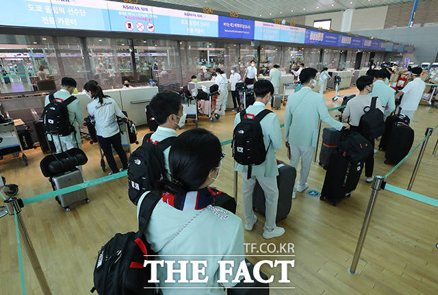 2020 제32회 도쿄올림픽에 출전하는 대한민국 선수단이 인천국제공항에서 출국 수속을 하고 있다.