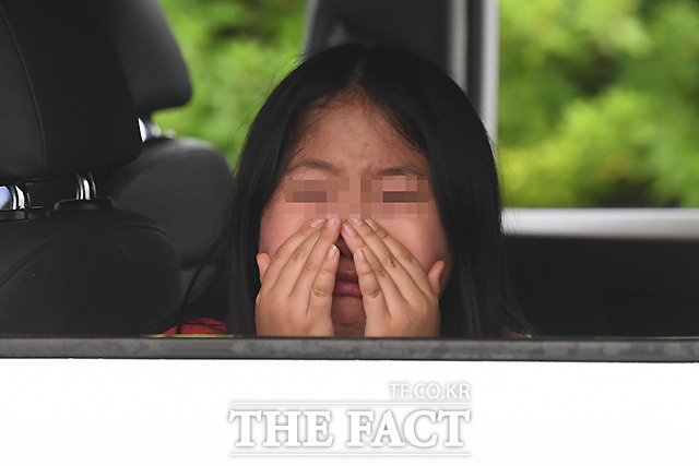 엄마를 따라 검사소를 찾은 한 어린이가 검사를 마친 후 울음을 터뜨리고 있다.