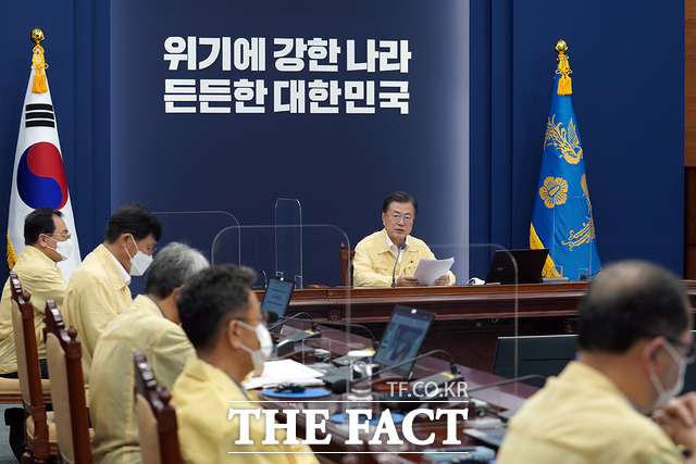 문재인 대통령이 19일 오후 청와대에서 열린 수석·보좌관회의에서 발언하고 있다. /청와대 제공