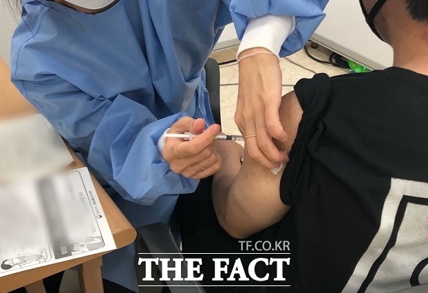 화이자 코로나19 백신 접종이 시작된 19일 오전 흥덕구 코로나19 백신 예방접종센터에서 고3 학생이 백신을 맞고 있다. / 청주=전유진 기자