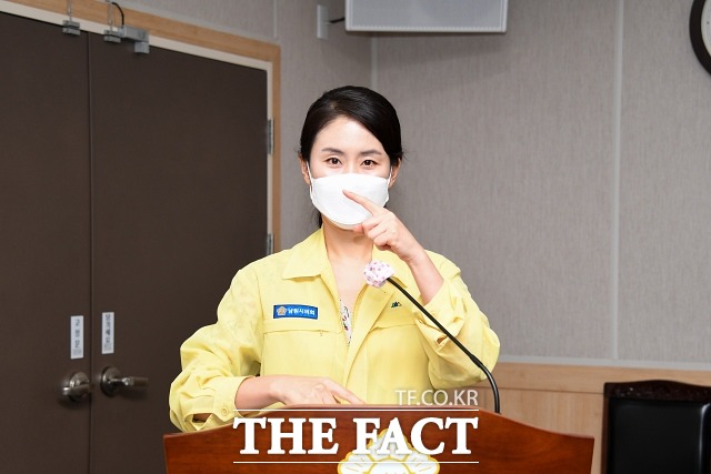 전북 남원시의회 이미선 의원이 지난 16일 제3차 자치행정위원회 회의에서 남원시 한국수화언어 활성화 지원 조례안 제안설명을 직접 수어로 보여줬다. /남원시의회 제공