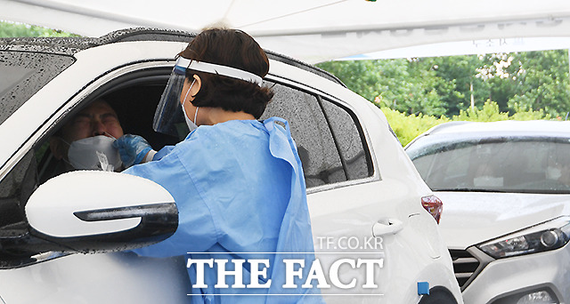 19일 오후 서울 서초구 심산기념문화센터 주차장에 마련된 서초구 드라이브스루 임시선별검사소에 차량을 이용해 선별소를 찾은 시민들이 검사를 받고 있다.