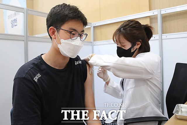 전국 고3 학생과 고교 교직원 63만 명에 대한 화이자 백신 1차 접종은 이날부터 30일까지 실시된다. /사진공동취재단