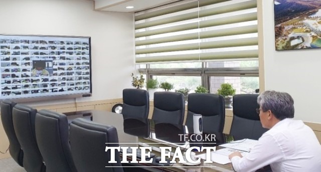 유진섭 정읍시장은 19일 영상 간부회의에서 시민들이 안전하고 건강한 여름을 날 수 있도록 시민 체감형 폭염 대책을 마련, 빈틈없이 추진하라고 지시하고 여름철 많은 피서객이 찾는 물놀이장에 대한 점검과 인명구조 장비 비치 등을 통해 단 한 건의 물놀이 안전사고도 발생하지 않도록 세심하게 챙길 것을 강조했다. / 정읍시 제공