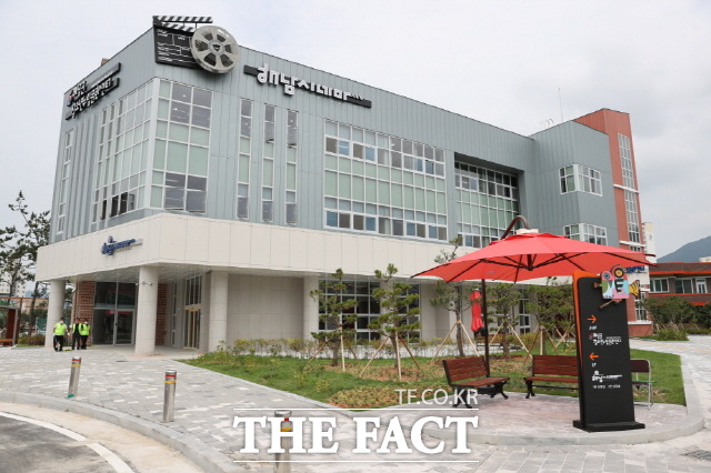 13일 개관된 작은 영화관 해남시네마 문화체육관광부 국비 사업으로 추진돼 개관한 작은 영화관은 136석 규모의 상영관 2개를 갖추고 있다. /해남군 제공