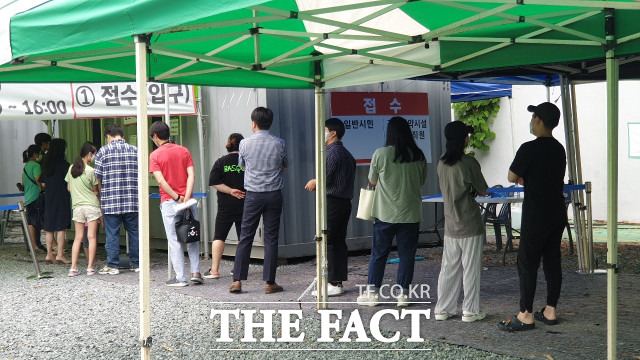 코로나19 검사를 받기위해 대전 유성구 엑스포과학공원 임시선별검사소에서 대기 중인 시민들 / 대전=최영규 기자