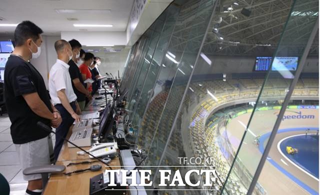 광명스피돔 종합심판실에서 심판판정 참관 프로그램에 참석한 선수들이 16일 경주를 지켜보고 있다./기금조성총괄본부 제공