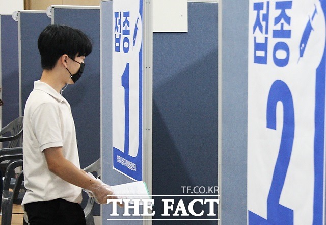 19일 고3 학생과 고교 교직원 코로나19 백신 접종이 진행된 충북 청주 상당구 예방접종센터에서 고3 학생이 접종실로 들어가고 있다. / 충북도교육청 제공.