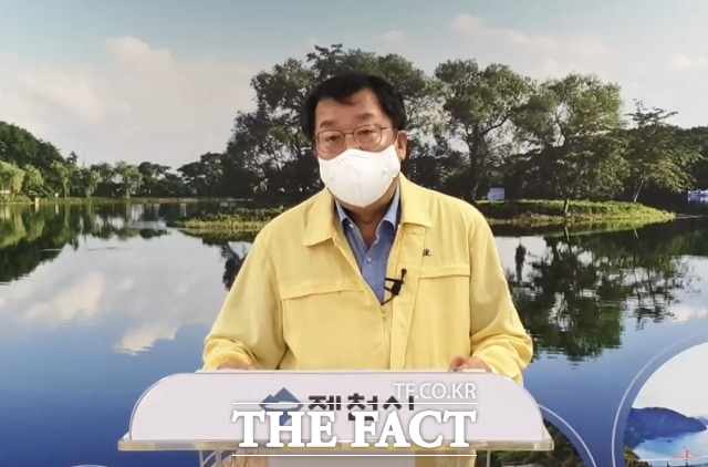 이상천 제천시장이 19일 소백산국립공원사무소 발 집단감염과 관련해 온라인브리핑을 하고 있다. / 제천시 제공