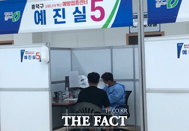 화이자 코로나19 백신 접종이 시작된 19일 오전 흥덕구 코로나19 백신 예방접종센터에서 고3 학생이 예진을 받고 있다. / 청주=전유진 기자