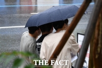  '우산 속 우정' [포토]