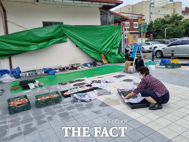 전북 익산시 중앙동의 한 상인이 침수피해를 입은 철제부품을 햇볕에 말리고 있다. /익산=이경민 기자