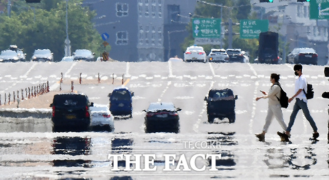 기상청에 따르면 오늘(21일) 서울 낮 최고 기온이 36도까지 올라 무덥겠다. /이동률 기자