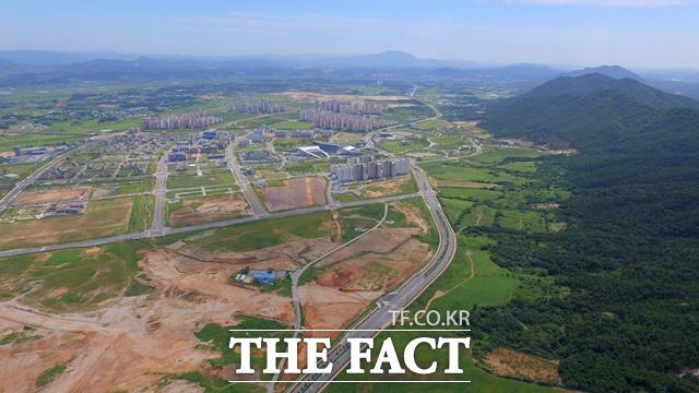 충남 예산 수암산 쪽에서 바라 본 내포신도시 전경. 사진 우측 산 아래 녹지 부분이 퍼블릭 골프장 및 골프빌리지 부지.(2017년 항공사진) /충남도 제공