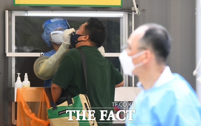서울시가 폭염과 폭우에 따라 오후 2~4시 사이 임시선별검사소 운영 중단을 검토한다는 방침이다. /이동률 기자