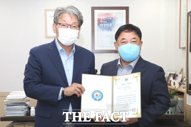 장기철 상임고문은 “정읍시를 위해 노력한 일이 결실을 맺게 되어 기쁘다”며 “포상금은 어려운 여건 속에서도 큰 꿈을 이루기 위해 학업에 집중하고 있는 학생들을 위해 사용해달라”고 전했다.