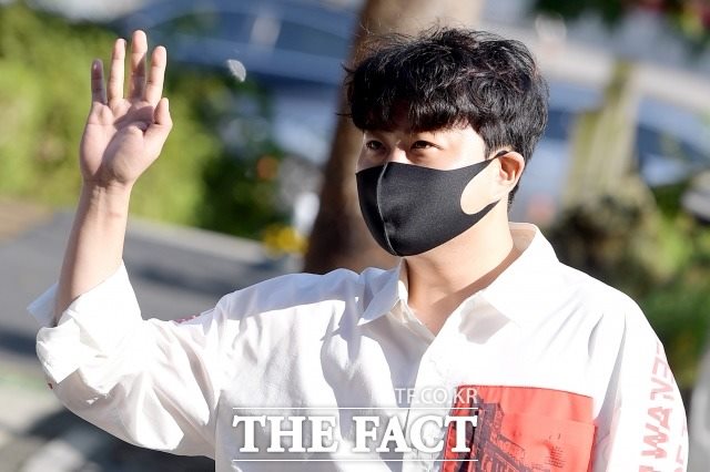 가수 김호중이 자택 앞에서 건물 유치권을 주장하던 공사업체 관계자들과 시비가 붙어 경찰 조사를 받는다. /이선화 기자