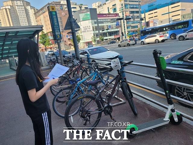 대전충남녹색연합이 대전 지하철역 인근 자전거 거치대에 대한 모니터링을 진행하고 있다. / 대전충남녹색연합 제공