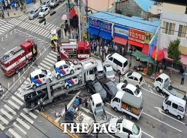 20일 오전 여수시 광무동 한재사거리에서 대형 교통사고가 발생, 3명이 사망하고 9명이 중경상의 피해를 입었다. /독자 제공