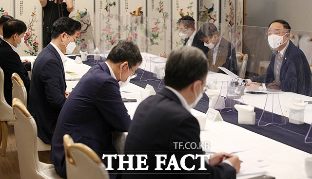 홍남기 경제부총리 겸 기획재정부 장관(오른쪽)이 21일 오전 서울 종로구 정부서울청사에서 열린 부동산시장 점검 관계장관회의에서 모두발언을 하고 있다./임영무 기자