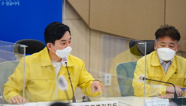 원희룡 제주특별자치도지사는 21일 집합금지 등 방역지침 위반 사항에 대한 단속을 강화하고, 문제가 발생하면 사후 책임을 묻는 조치를 취해야 한다고 역설했다. / 제주도 제공