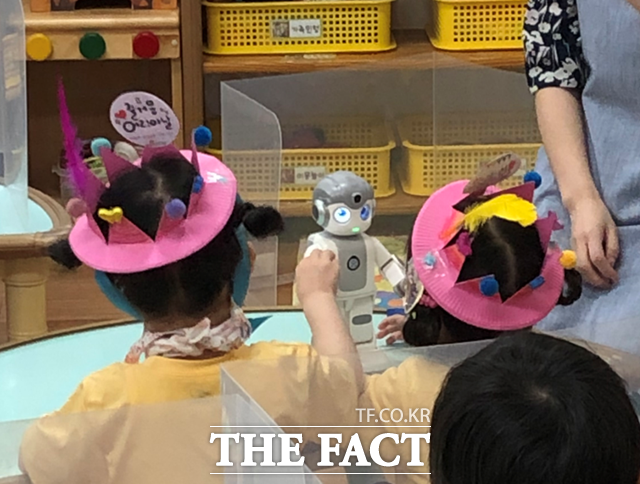 서울의 한 어린이집에서 아이들이 인공지능 로봇을 활용해 수업을 하고 있다. /서울시 제공