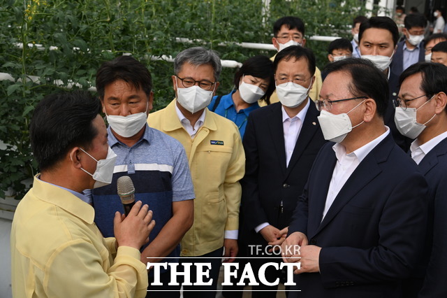 김부겸 국무총리가 20일 부여군 규암면 합송리 일대 스마트팜 원예단지를 방문해 첨단온실 농업생산 현장을 점검했다. /부여군 제공