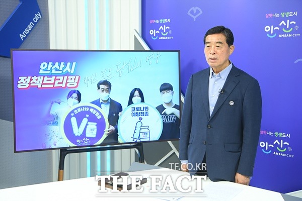 윤화섭 안산시장은 21일 코로나19 확산 방지를 위해 잠시만 더 일상을 멈추고 위기를 극복할 수 있도록 사회적 거리두기에 적극 참여해 달라며 시민들에게 호소하고 나섰다./안산시제공