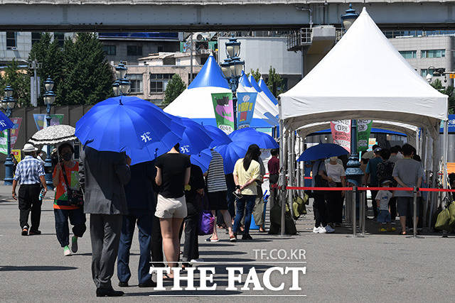 검사를 위해 서울역 임시선별검사소를 방문한 시민들.
