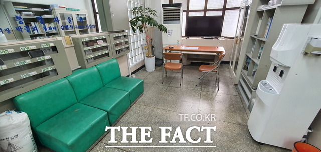 10일 오후 인천시 미추홀구 용현3동 행정복지센터 무더위쉼터. 쇼파와 의자만이 갖춰져 있어 장시간 이용하는 쉼터로서의 역할을 못하고 있다. 사진/지우현 기자