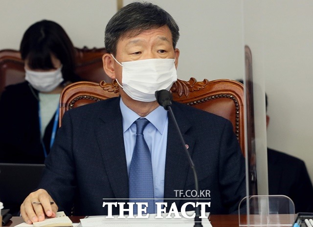 황현식 LG유플러스 대표는 21일 발간된 LG유플러스 지속가능경영 보고서에서 새로운 도약을 위해 이해 관계자의 목소리에 귀 기울이겠다고 강조했다. /더팩트 DB