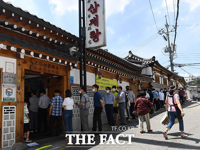 중복인 21일 오후 서울 종로구의 한 삼계탕 전문점에 시민들이 점심식사를 하기 위해 줄을 서고 있다. /남용희 기자
