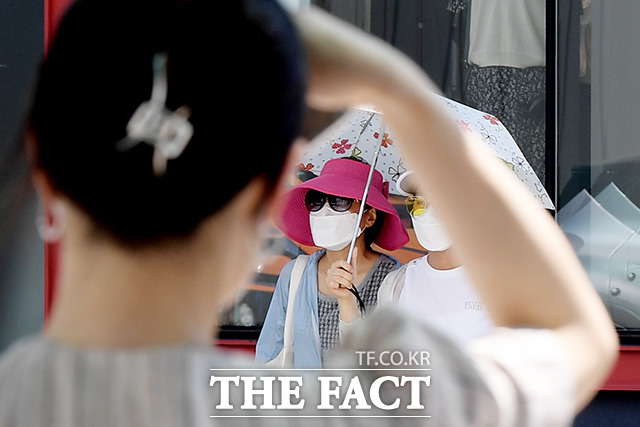 중복인 21일 불볕더위가 기승을 부리는 가운데 경기도 전 지역에 폭염경보가 내려졌다./이선화 기자