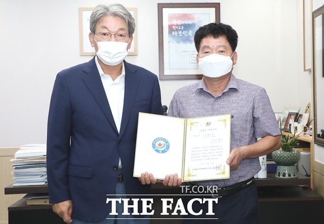 덕두영농조합법인 김학구 대표는 “지역사회와 함께 성장해 온 만큼 기업의 사회적 책임을 실천하고 싶어서 장학금 기탁을 결정했다”며 “앞으로도 지역인재 양성을 위해 장학사업에 지속적인 관심을 갖겠다”고 밝혔다. / 정읍시 제공