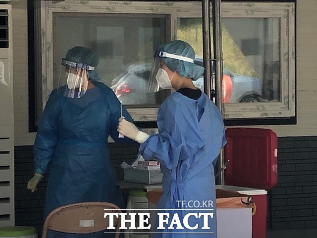 폭염 경보 발효된 21일 오전 충북 청주시 서원보건소 앞 선별진료소에서 의료진들이 더위와 사투를 벌이고 있다. / 청주=전유진 기자