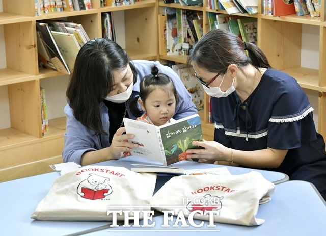 전북 장수군이 영유아기부터 책과 친해질 수 있는 여건을 제공하기 위해 북스타트 사업을 추진하고 있다. /장수군 제공