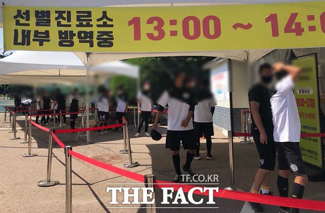 폭염 경보 발효된 21일 오전 충북 청주시 서원보건소 앞 선별진료소에서 시민들이 검사를 받기위해 기다리고 있다. / 청주=전유진 기자