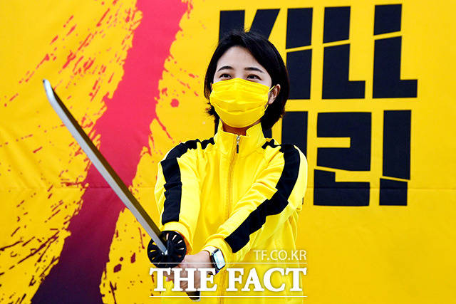 영화 킬빌에서 화려한 검술을 선보이는 여자주인공 우마 서먼과 같은 의상을 입은 류 의원.