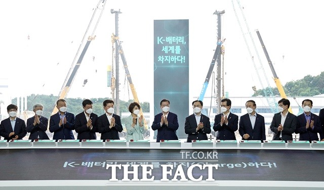 지난 8일 정부가 충북 청주시 오창읍 소재 LG에너지솔루션 오창 제2공장에서 ‘K-배터리 발전 전략 보고회’를 개최한 가운데 이 행사에 참석한 문재인 대통령(왼쪽 일곱 번째), 이시종 충북지사(왼쪽 아홉 번째) 등이 기념촬영을 하고 있다. / 충북도 제공